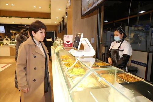 西安翻譯學院董事長丁晶深入一線檢查校園飲食保障工作，強調高標準餐飲管理服務師生